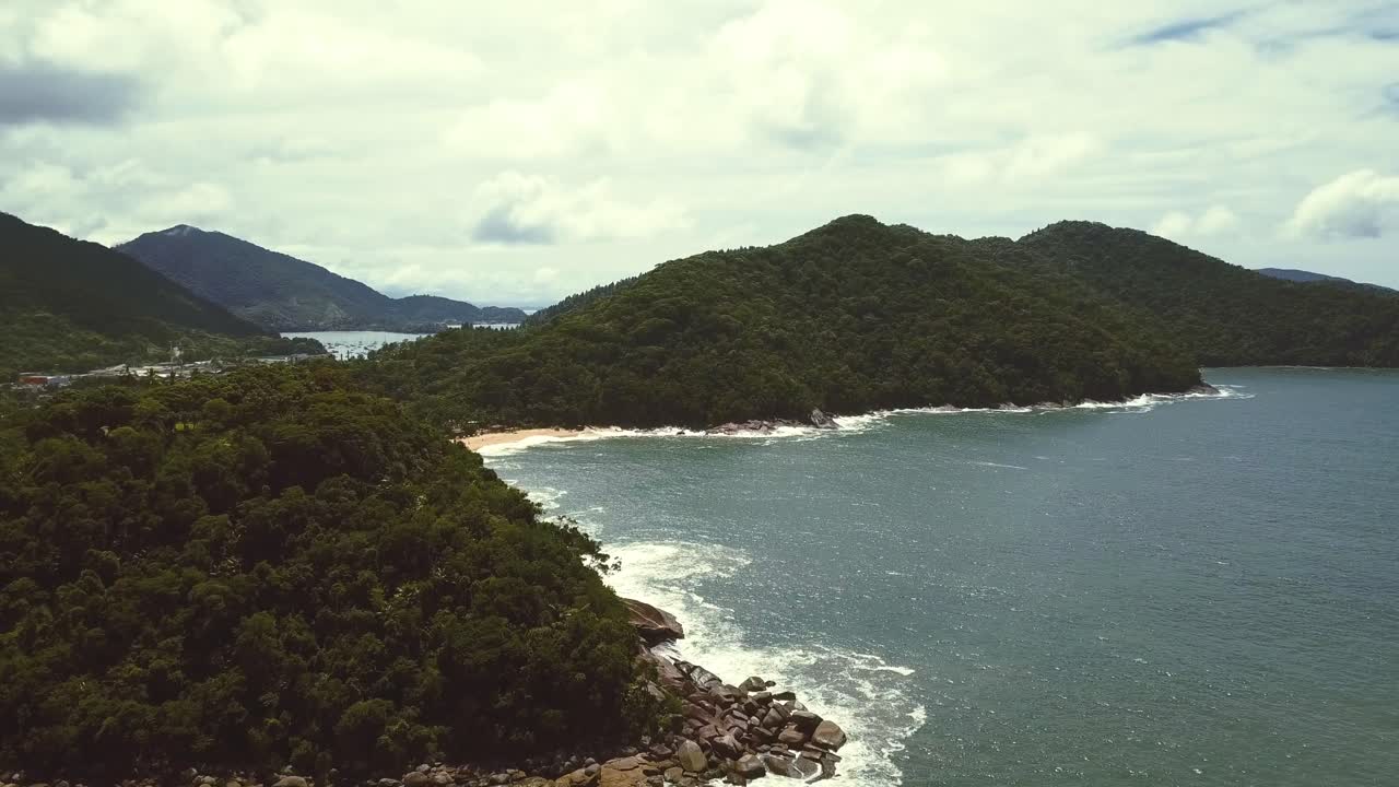 bosque atlántico y playa con cielo azul - brasil