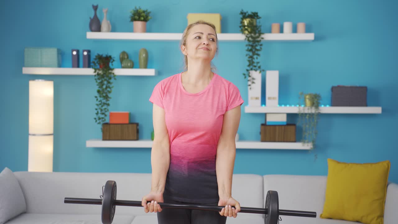 Entschlossene und erfolgreiche Sportlerin. Sie arbeitet zu Hause.