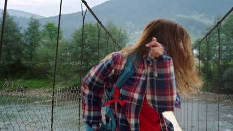 Glücklicher-Wanderer-Genießt-Tanz-Auf-Der-Brücke-Mit-Blick-Auf-Die-Berge.-Glückliche-Dame-Fühlt-Sich-Draußen-Frei