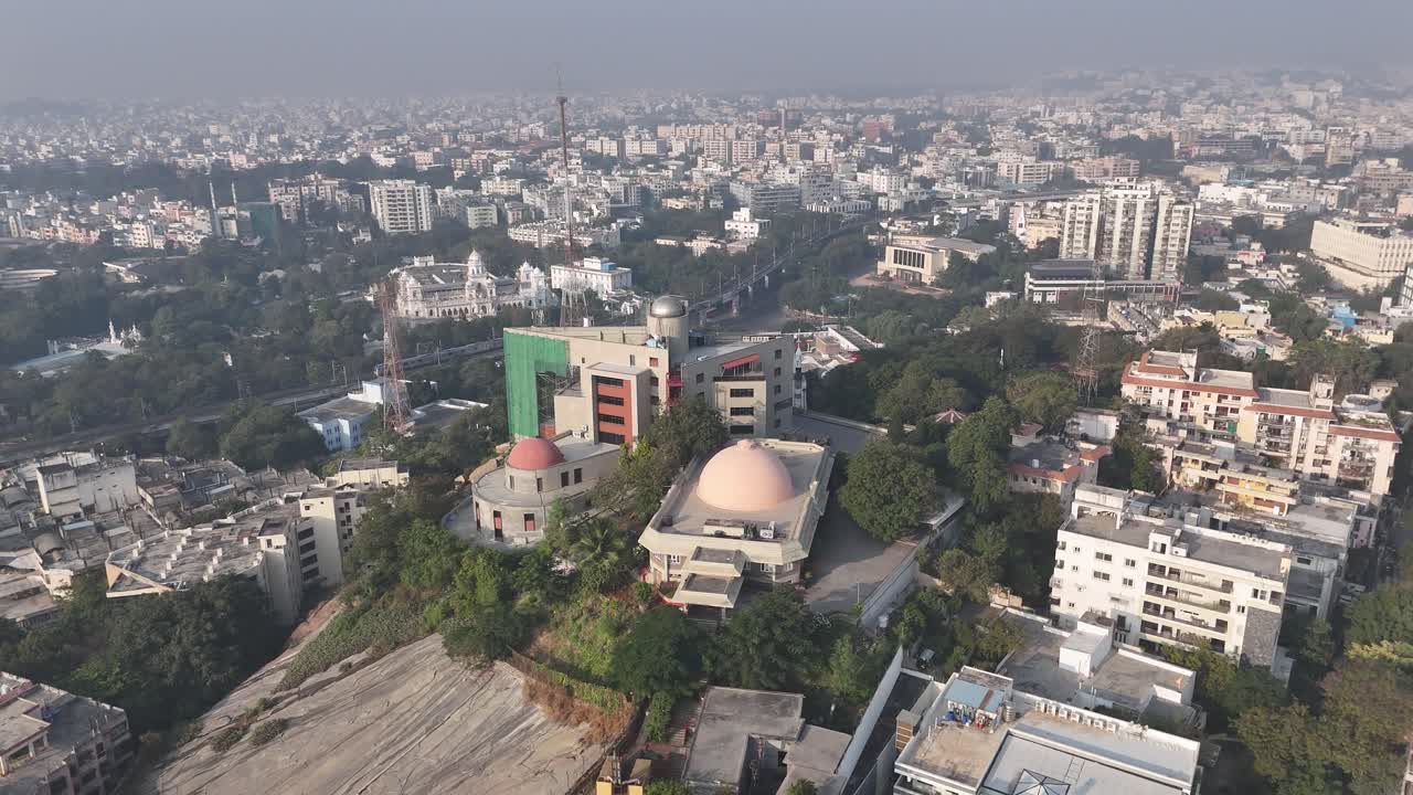 Ripresa aerea di Hyderabad che evidenzia il contrasto tra il verde e gli edifici