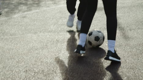 mujeres jugando al fútbol