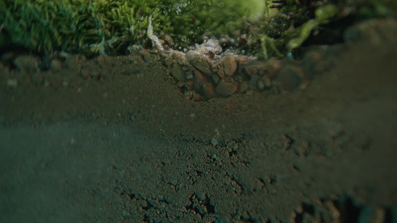 agua sumergida en la capa de arena subterránea estática primer plano