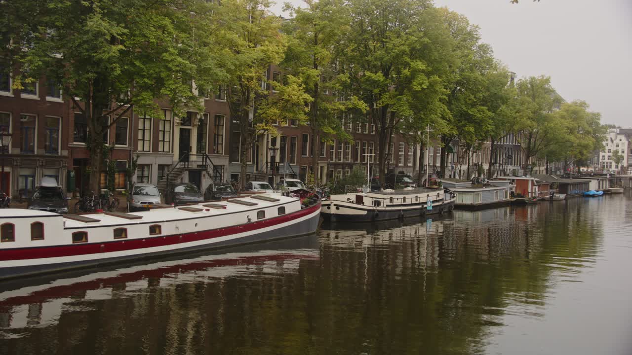 pan sobre las casas flotantes en el canal de ámsterdam, países bajos