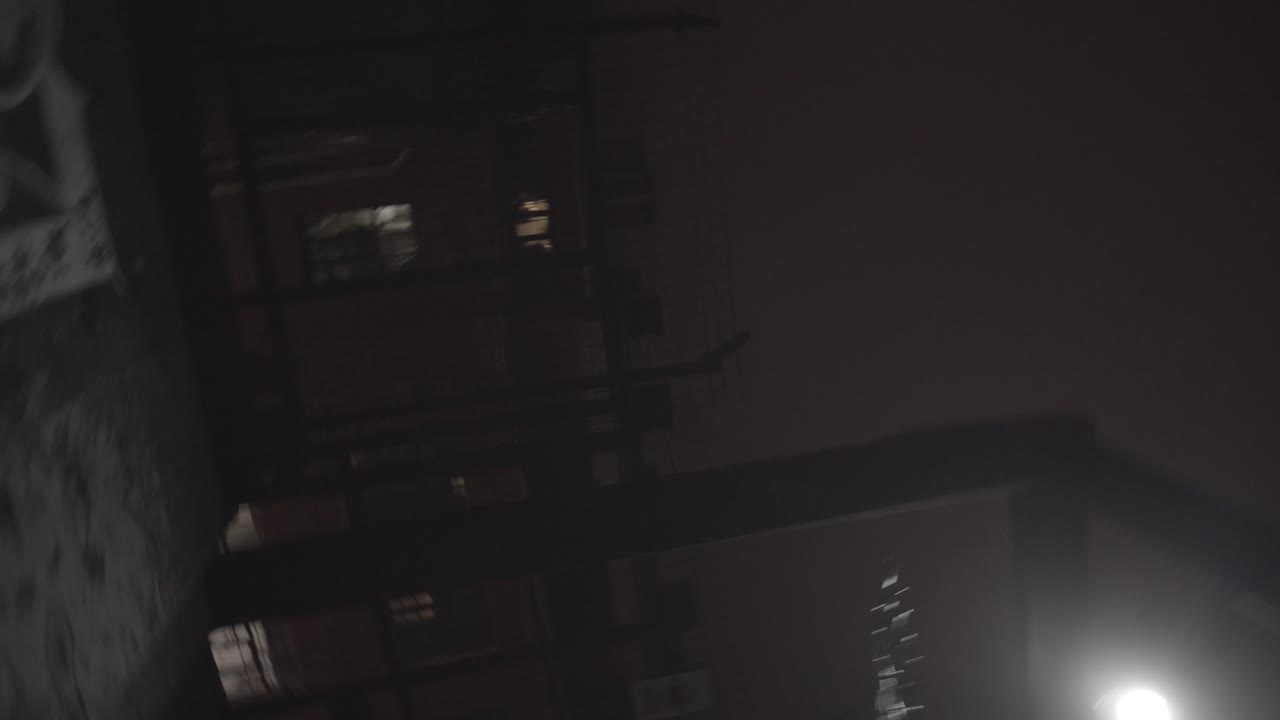 vista nocturna de la ciudad con niebla o nieve