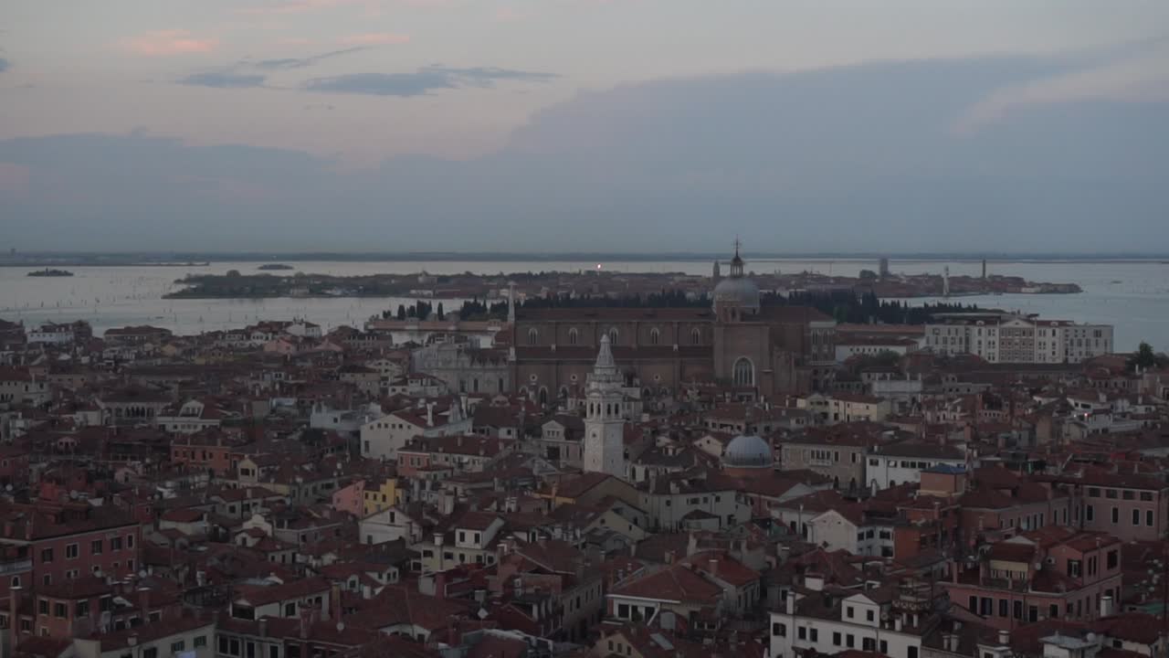 Immagine panoramica aerea dell'isola di Venezia, con illuminazione soffusa, scattata dalla torre di San