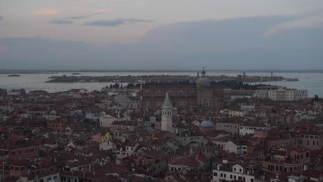 Imagen-Panorámica-Aérea-De-La-Isla-De-Venecia,-Con-Iluminación-Tenue,-Tomada-Desde-La-Torre-De-St