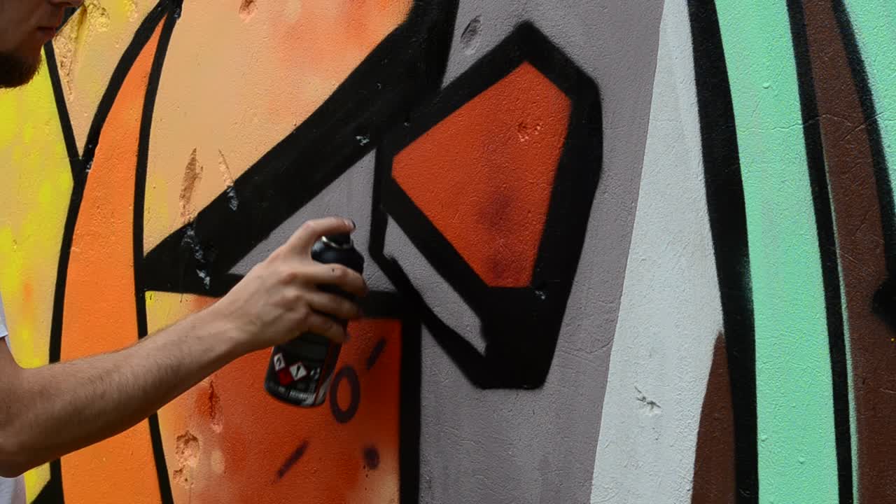 L'artista disegna graffiti, astrazione, code di serpenti