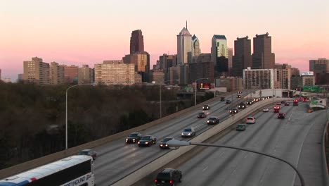 An-Expressway-Built-Over-The-Chicago-Río-Carries-Traffic-In-And-Out-Of-Centercity-Chicago