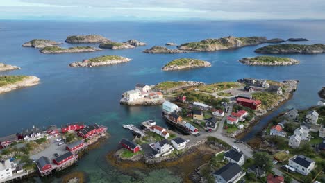las islas henningsvaer y las cabañas de los pescadores rojos en la isla de lofoten, noruega, escandinavia - 4k aérea