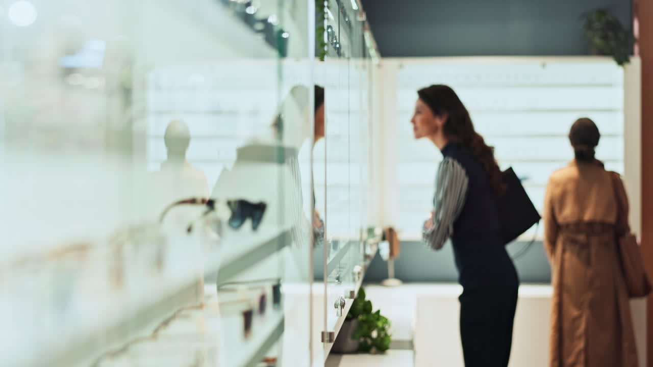 상점 에서 안경 을 보고 있는 여자