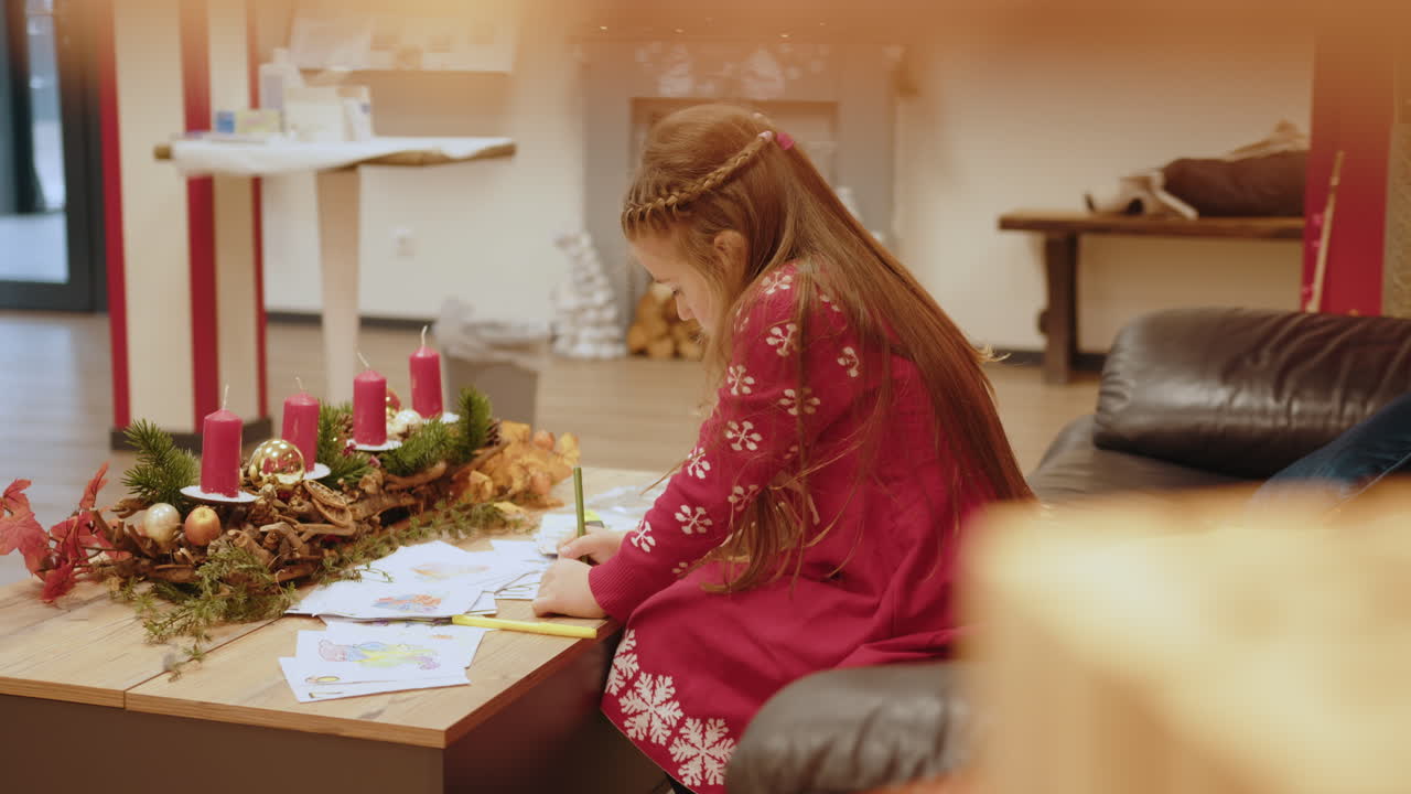 joven coloreando en las decoraciones de navidad