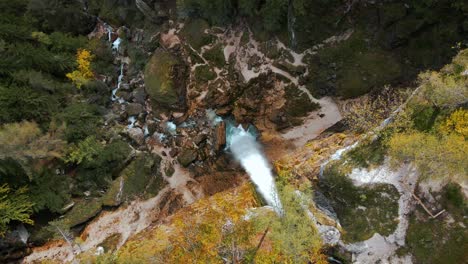 Direkt-über-Dem-Pericnik-Wasserfall-Mächtiger-Wasserstrahl-Von-Einer-Steilen-Klippe