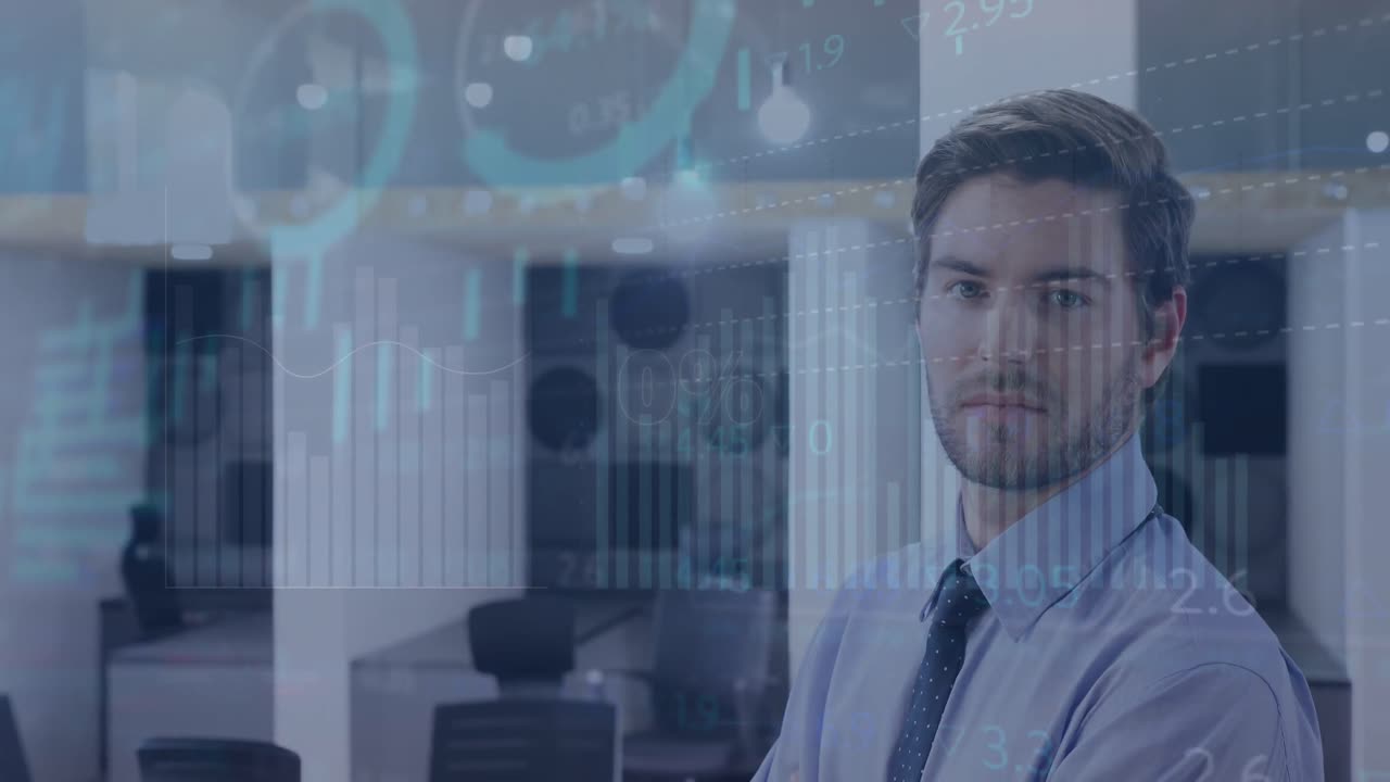 Animasjon av statistisk databehandling over mann med armene i kors stående på kontoret
