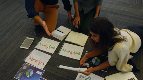 colegas de negocios discutiendo sobre los documentos 4k