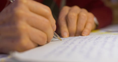 Senior-Geschäftsmann-Schreiben-Auf-Papier-Am-Tisch-Im-Büro-5