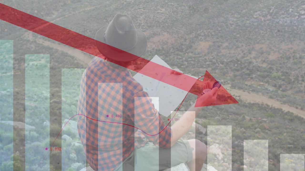 animación de procesamiento de datos financieros sobre hombre caucásico leyendo mapa en las montañas