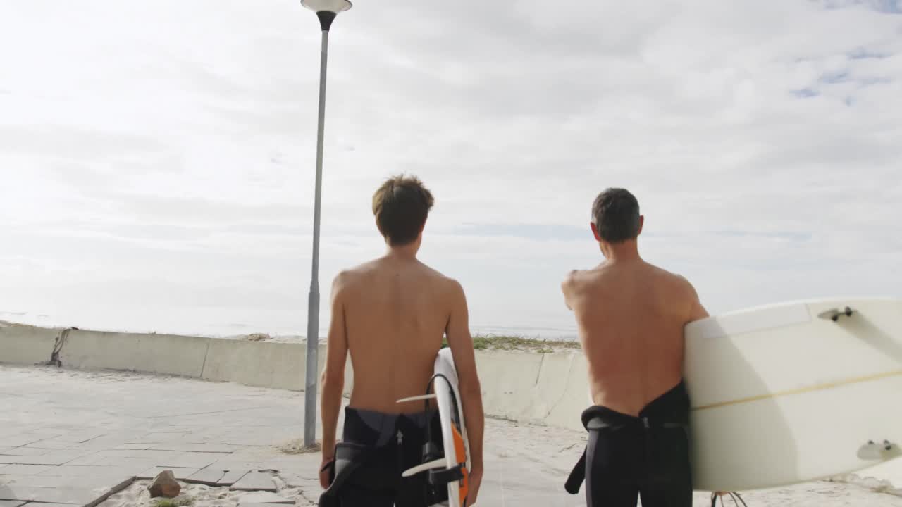 아버지 와 젊은 성인 아들 이 함께 야외 활동 을 즐기고 있다