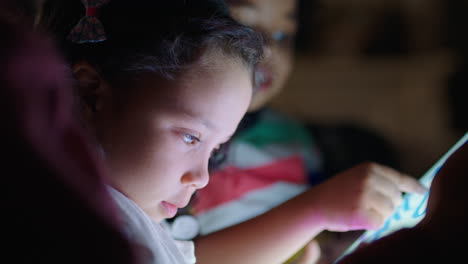 Niña-Usando-Una-Tableta,-Familia-Feliz-Disfrutando-De-La-Noche-Con-Niños-Jugando-En-La-Pantalla-Táctil-Aprendiendo-Divirtiéndose-Antes-De-Acostarse