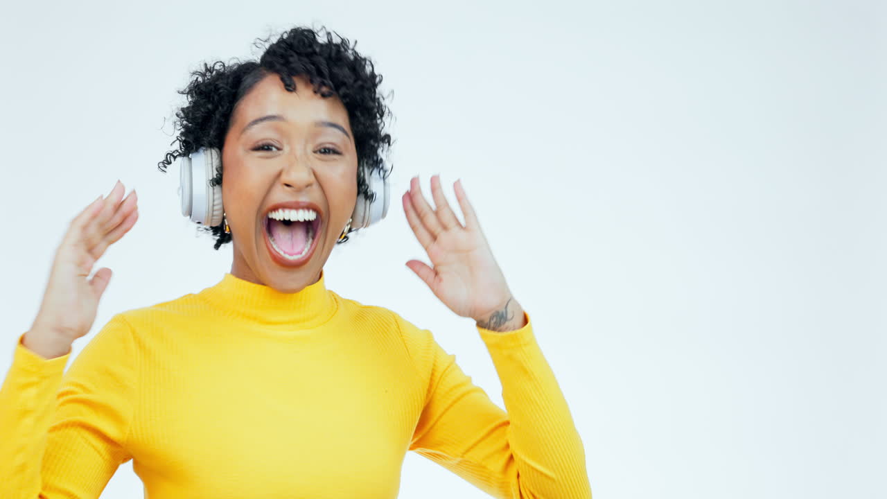 feliz, bailar y mujer con auriculares en un blanco