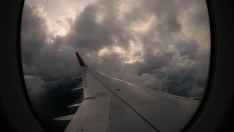 Puesta-De-Sol-Y-Hermosas-Nubes-Desde-La-Ventana-Del-Ala-Izquierda-Del-Avión-Trae-Recuerdos-De-Viaje