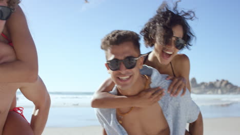 parejas de playa dando mochilas riendo divirtiéndose en vacaciones