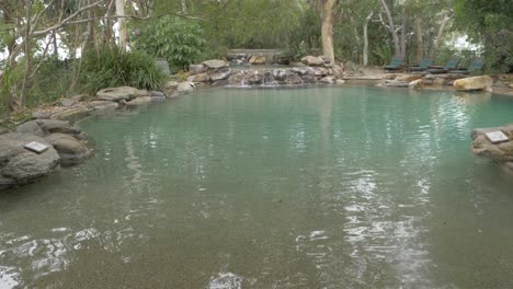 piscina natural vacía rodeada de árboles en la reserva natural de thala beach en oak beach, qld, australia