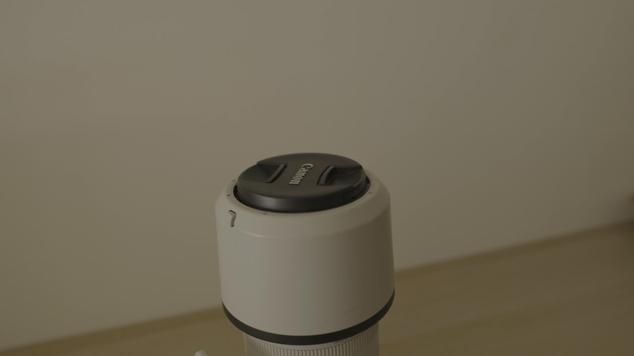 cámara girando en un trípode en la playa de currumbin