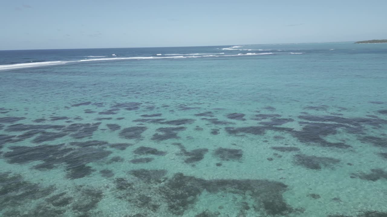 Mauritius – Belle Mare – Flying low towards the coral reef
