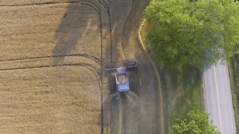 慢动作中的农村乡村道路旁边的收割机