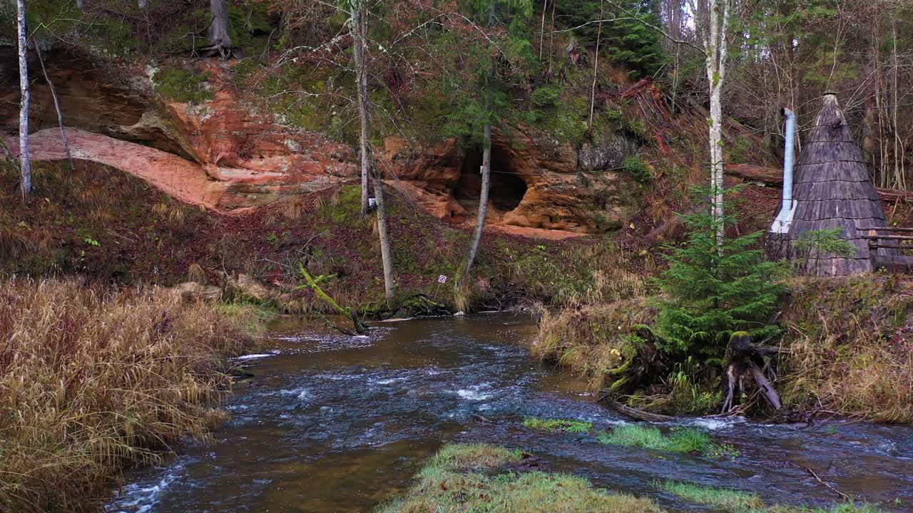 Natürlich entstandene Cecilu-Höhle und Fluss Kumada in Lettland, Luftaufnahme.