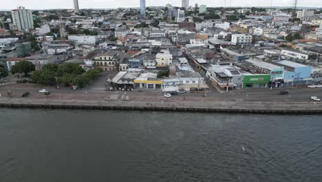 Luftpanorama-Drohnenaufnahme-Der-Küste-Und-Des-Stadtbildes-Des-Brasilianischen-Flusses-Santarém-Bei-Tageslicht