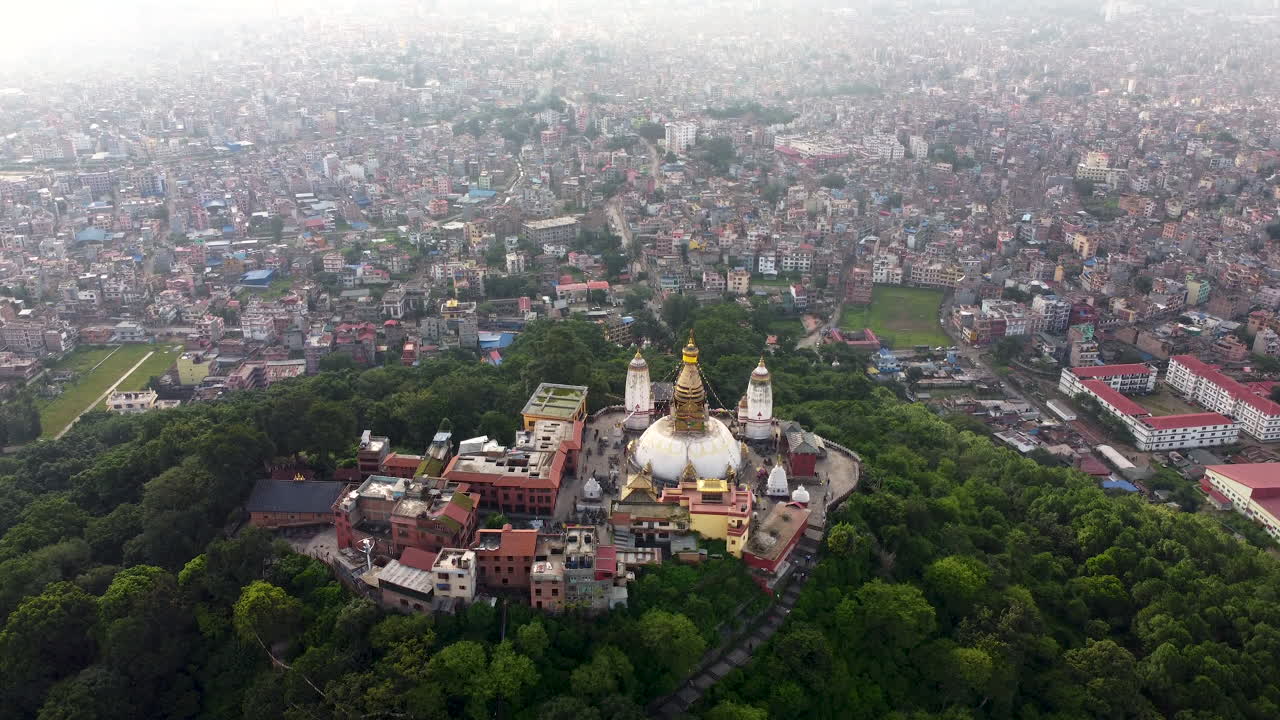 Elokuvamainen nousukuva Apinatemppelistä Kathmandussa, Nepalissa.