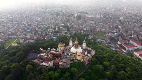 toma cinematográfica ascendente del templo de los monos en katmandú, nepal