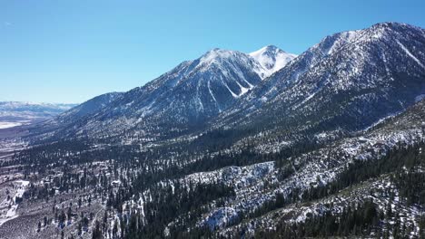 Gran-Montaña-Cubierta-Con-Una-Ligera-Capa-De-Nieve-Y-Muchos-árboles