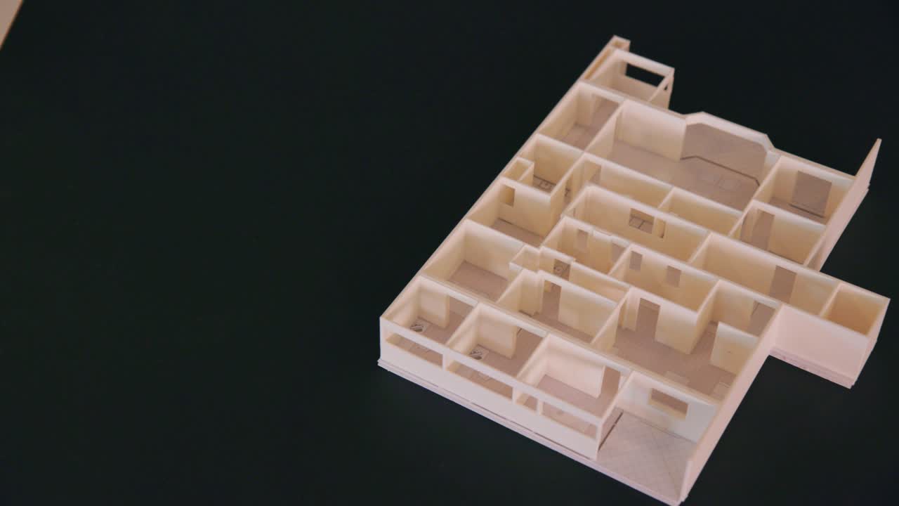 믿을 수 없을 정도로 세밀한 건물의 복잡한 나무 모델은 검은색 건축가의 책상, 카메라 팬에 앉아 있습니다.