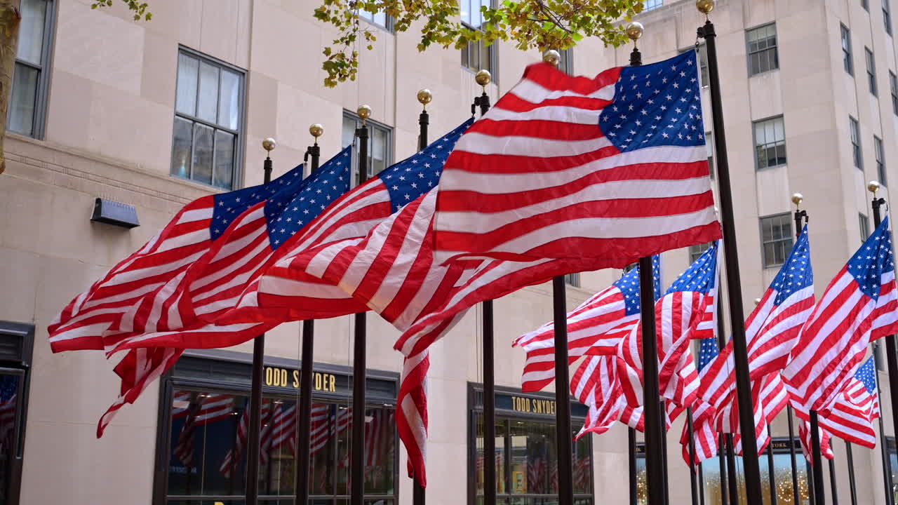 New York, USA, 22 ottobre 2025: Diverse bandiere americane sventolano sui pali all'aperto. Simboli patriottici degli USA nelle strade di New York, USA.