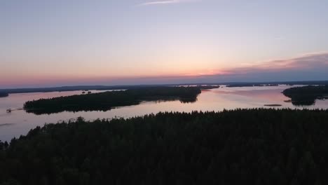 Luftaufnahme-Eines-Sees-Und-Waldes-Im-Morgengrauen-In-Finnland