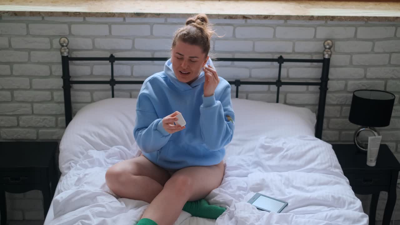 침대에 누워있는 여자