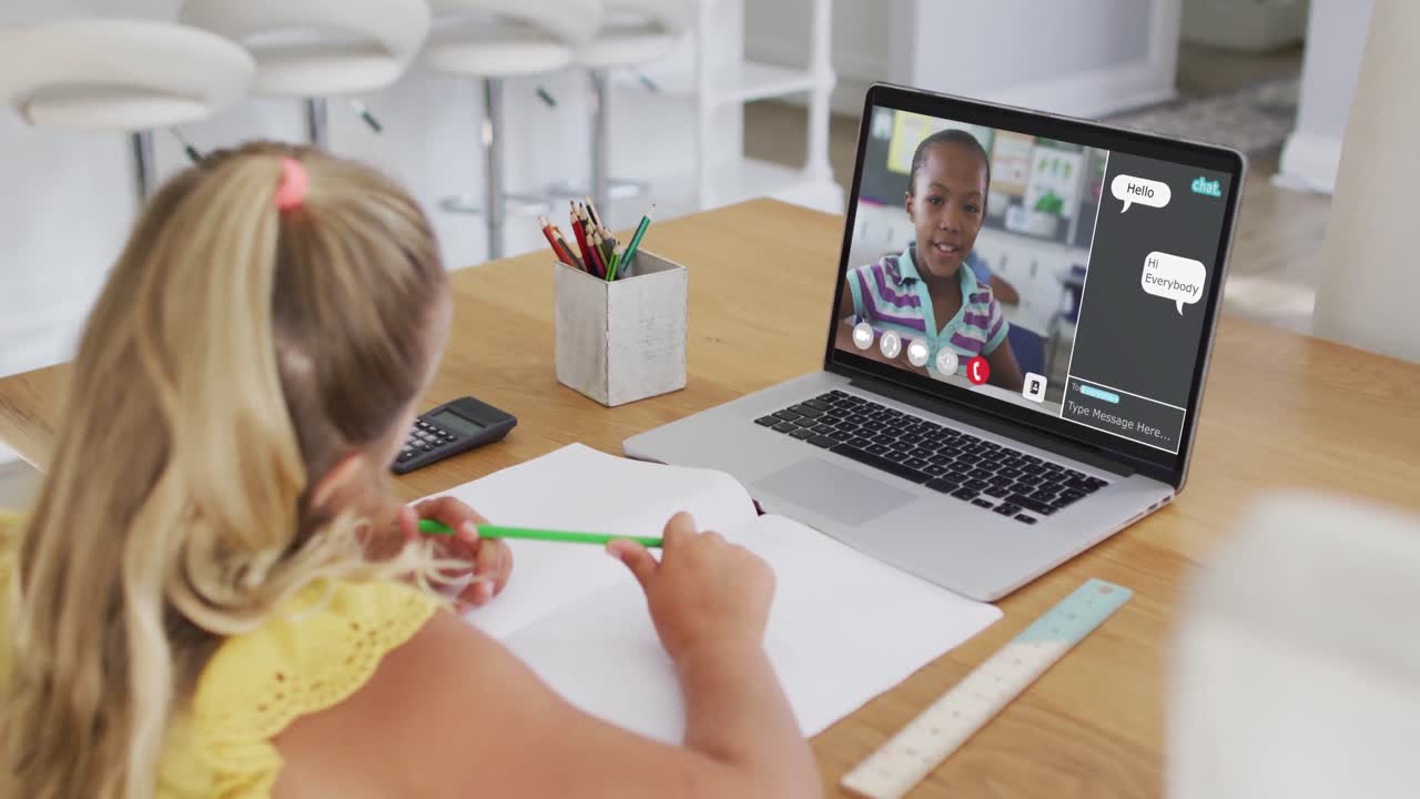 Schulmädchen nutzt Laptop für Online-Unterricht zu Hause, mit ihrer Mitschülerin und Web-Chat auf dem Bildschirm.