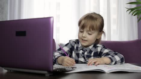 Mädchen-Lernt-Online-Hausaufgaben-Mit-Einem-Digitalen-Laptop.-Fernstudium