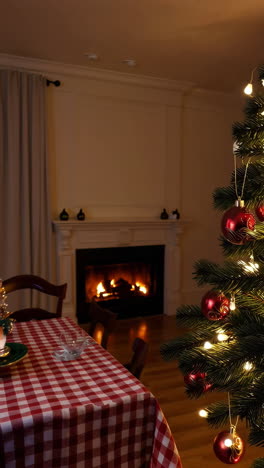 árbol de navidad con decoraciones