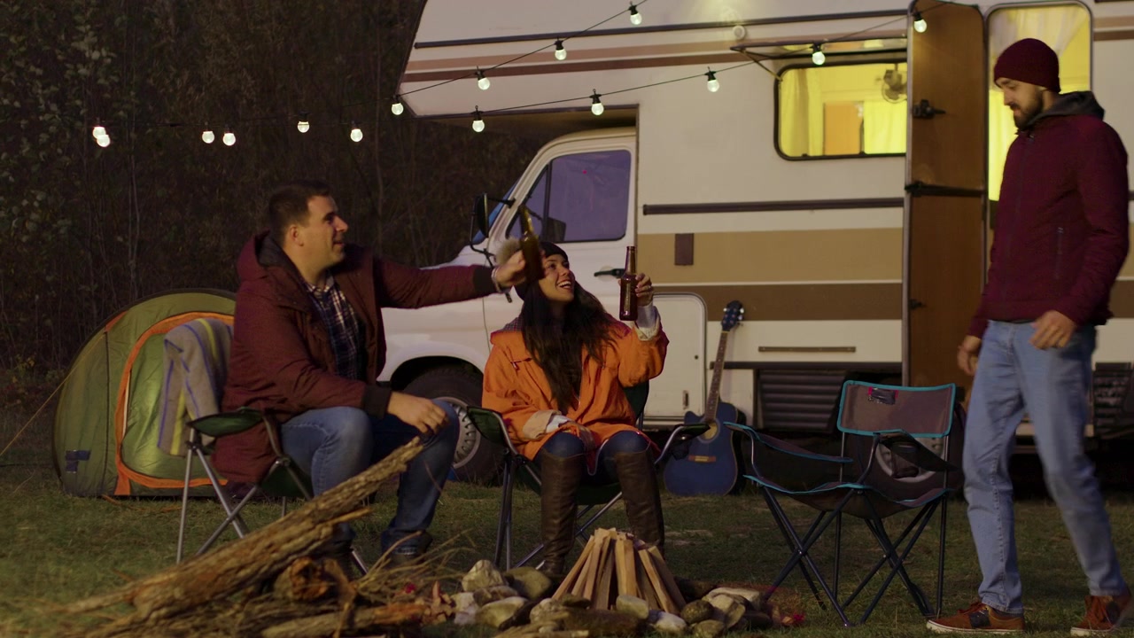 Camper che accende le lucine accanto al furgone