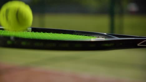 Primer-Plano-De-Jugador-De-Tenis-Golpeando-La-Pelota-Varias-Veces-Día-Soleado