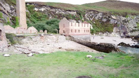 Porth-Wen-Vacía-La-Fábrica-De-Ladrillo-Industrial-Victoriana-Abandonada-Permanece-En-La-Costa-Erosionada-De-Anglesey