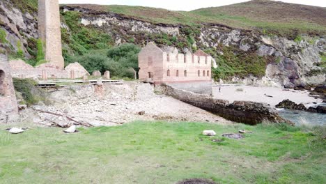 porth wen vacía la fábrica de ladrillo industrial victoriana abandonada permanece en la costa erosionada de anglesey