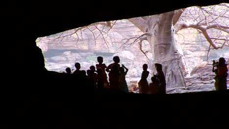los niños se recortan en una cueva en mali áfrica
