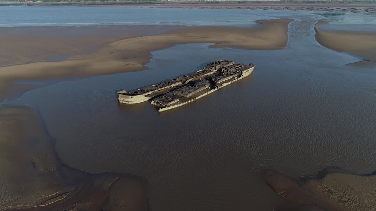 두 척 의 화물 선박 이 강 입구 의 진 ⁇  에 파손 되었다