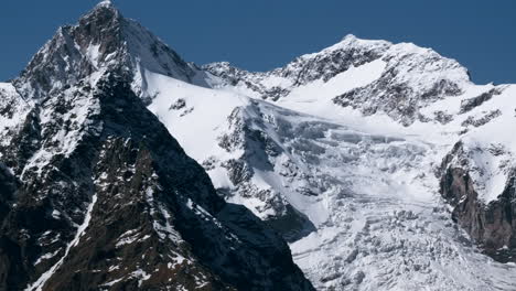 picos de montañas cubiertos de nieve y glaciares