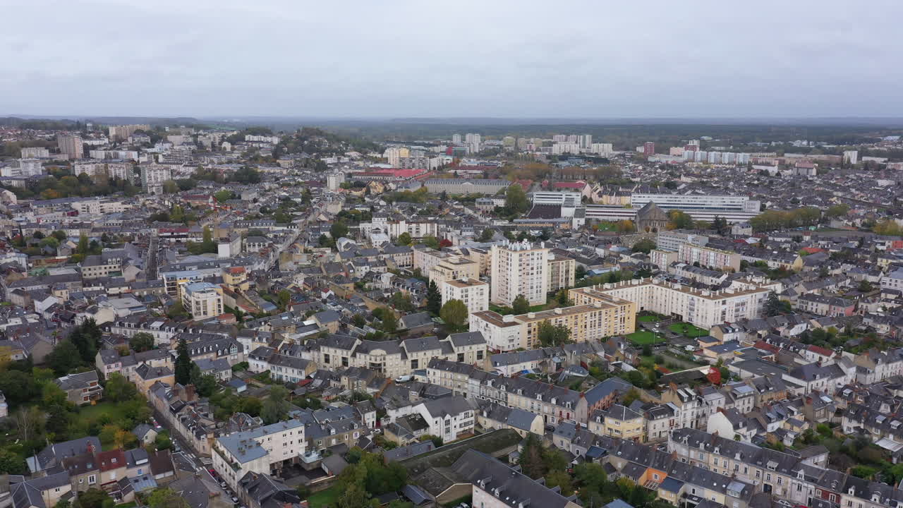 레 만스 (le mans) 의 주거 지역은 구름이 많은 날, 사르테 (sarthe) 부서의 주택입니다.