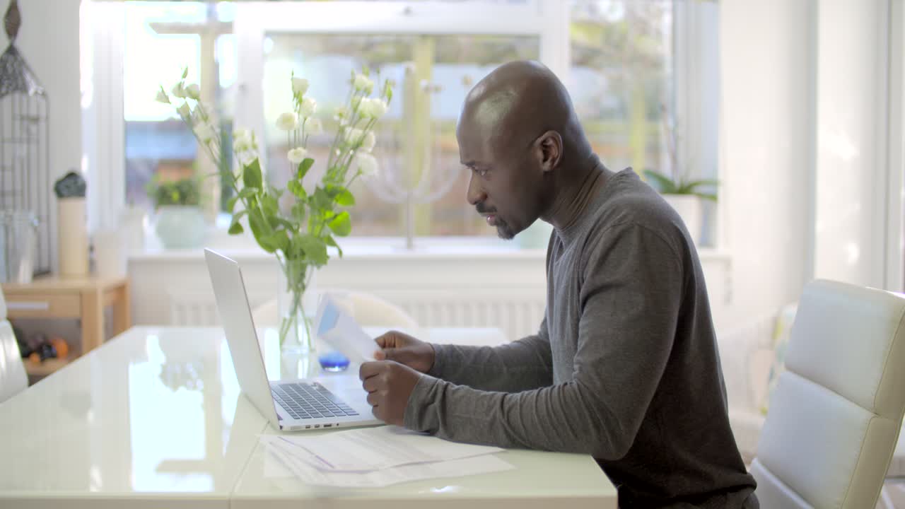Homme inquiet consultant ses factures